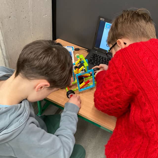 Zajęcia Świat Małych Techników — warsztaty robotyki i programowania LEGO w Kraków - zdjęcie 5